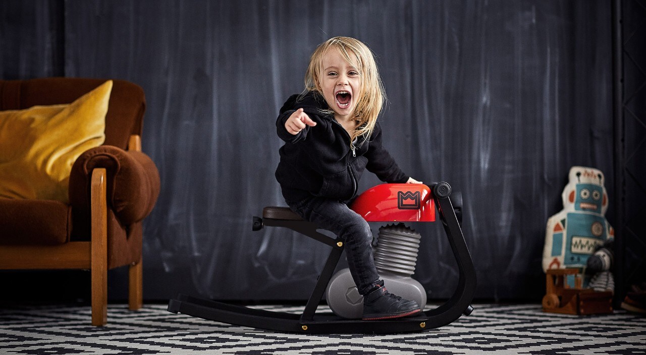 <div class='descrGalleryTitle'>MOTO A DONDOLO</div><div class='descrGalleryText'><p>Louis Moto pensa anche ai bambini: adatta ai motociclisti in erba dagli 1 ai 4 anni, la&nbsp;Moto Rocker a dondolo in stile café racer è realizzata in acciaio, pelle e plastica. Prezzo: 399 euro.</p>
</div>